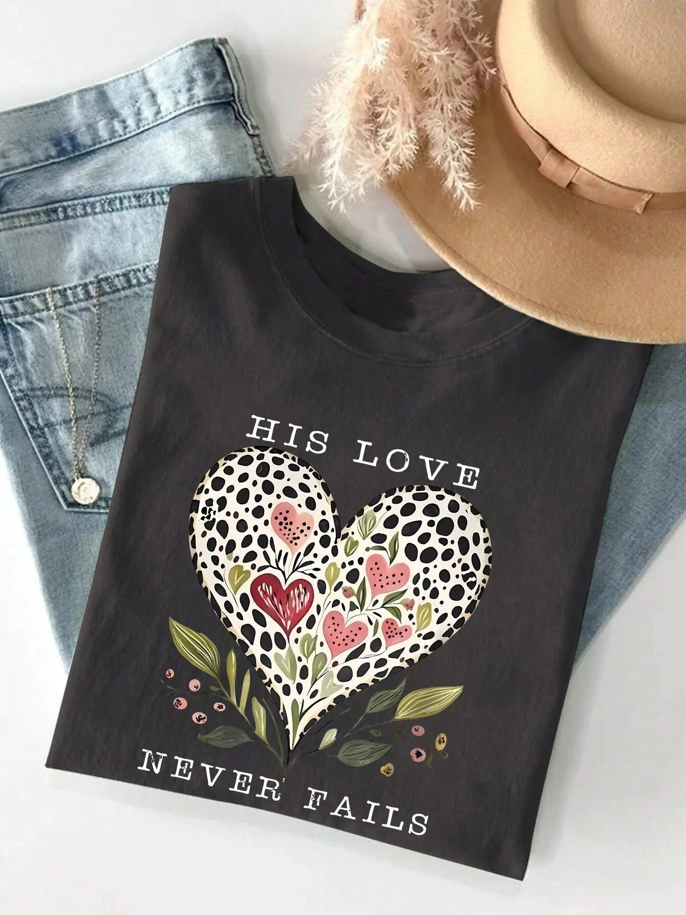 Women's Letter & Heart Print Round Neck Tee, Casual Fashion Crew Neck Short Sleeve T-shirt for Daily Wear, Ladies Spring & Fall Clothes