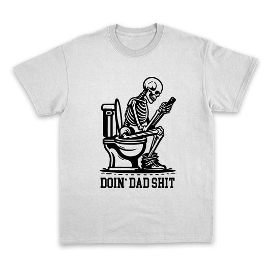 Doin' Dad Shit Skeleton On Toilet Men's Graphic Tshirt Funny Father's Day Present Hilarious Dad T-shirt Skeleton Playing On Cell Phone TK43GN